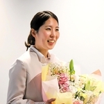 第５１期女流名人戦で２連覇を果たして、花束を贈られた福間香奈女流五冠＝11日午後、大阪府高槻市、関西将棋会館