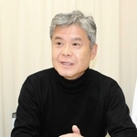 舞台となった料理店は「地球の縮図のような場所。言葉だけでなく、料理や音楽で文化を伝えている」と話す大宮浩一監督＝大阪市内