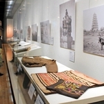 探検で使用した鞍（くら）袋（手前）などが並ぶ会場。写真機や食料を入れていたという＝京都市下京区、龍谷大学龍谷ミュージアム