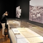 神戸市東灘区にあった二楽荘の全景写真などが並ぶ会場＝京都市下京区、龍谷大学龍谷ミュージアム