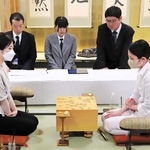 第５１期女流名人戦第５局終局直後の福間香奈女流五冠（右）と西山朋佳女流三冠＝１１日午後、大阪府高槻市、関西将棋会館