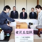 女流王位戦第１局で初手を指す伊藤沙恵女流四段（左）と福間香奈女流王位＝２４日午前、姫路市夢前町前之庄、旅館「里湯ひととき夢乃井」（撮影・辰巳直之）