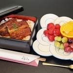 伊藤沙恵女流四段の昼食、うな重とフレッシュフルーツ＝姫路市夢前町前之庄、旅館「里湯ひととき夢乃井」（撮影・辰巳直之）