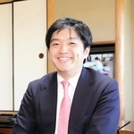 記者控室で第36期女流王位戦第１局の内容を検討しながら、展望を語った村山慈明八段＝24日、姫路市夢前町前之庄、旅館「里湯ひととき夢乃井」