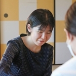 第１局で勝利し、感想戦で対局を振り返る伊藤沙恵女流四段＝２４日午後、姫路市夢前町前之庄、旅館「里湯ひととき夢乃井」（撮影・辰巳直之）