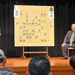 女流王位戦第１局の戦局を解説する神吉宏充七段（右）と徳田拳士四段＝姫路市西駅前町