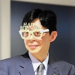 コミカルな眼鏡をかけて場を沸かせた谷川浩司十七世名人＝関西将棋会館