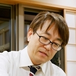第６６期王位戦の白組リーグで、斎藤慎太郎八段に敗れた後、感想戦に臨んだ羽生善治九段＝３０日夜、大阪府高槻市、関西将棋会館