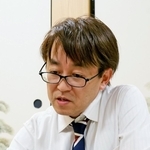 第６６期王位戦の白組リーグで、斎藤慎太郎八段に敗れた後、感想戦に臨んだ羽生善治九段＝３０日夜、大阪府高槻市、関西将棋会館