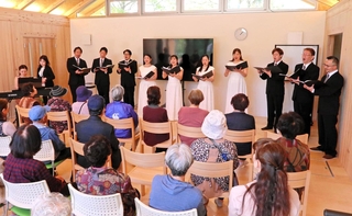 慰問公演で歌う岩本実奈子さん（右から６人目）ら神戸市混声合唱団のメンバー＝いずれも１日午後、石川県珠洲市