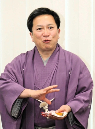 「師匠たちが手がけてきたネタがしっくりくる年齢になった」と話す桂吉弥＝大阪市北区梅田２、ブリーゼタワー