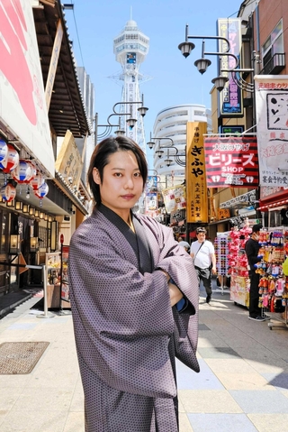 果敢に創作に挑み続ける京山幸太さん＝大阪市浪速区恵美須東２