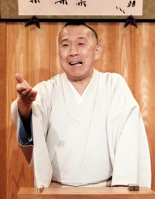 高座で落語を披露する桂南天。受賞歴はないが、「自分がおもろいと思ったことを追求してきた」と語る＝大阪市西成区山王１、動楽亭