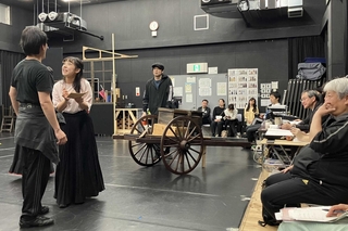 演出の島守辰明（右端）の前で稽古に臨む劇団員ら＝尼崎市南塚口町３