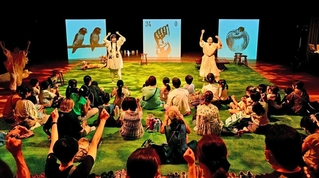 ２０２３年に上演された「めにみえない　みみにしたい」の様子（細野晋司さん撮影）