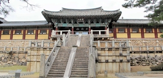 世界文化遺産の仏国寺。正面の紫霞門に至る石段の「青雲橋」と「白雲橋」は、浮世と仏国土をつなぐ象徴とされる＝韓国・慶尚北道慶州市