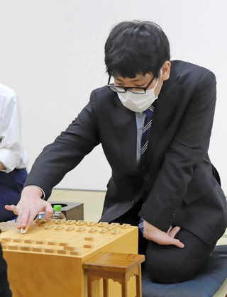 正確な読みの力を発揮し、加古川青流戦の開幕局を制した山下数毅三段＝１７日、加古川市加古川町溝之口、加古川まちづくりセンター