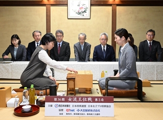 女流王位戦第３局で初手を指す伊藤沙恵女流四段（左）。右は福間香奈女流王位＝２５日午前、福岡県飯塚市、麻生大浦荘