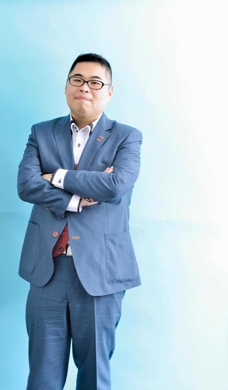 「彗星を追うヴァンパイア」の著者、河野裕さん（ＫＡＤＯＫＡＷＡ提供、撮影・臼田尚史さん）
