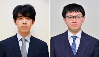 藤井聡太王位（左）と永瀬拓矢九段