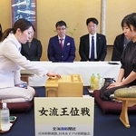 第２局で初手を指す福間香奈女流王位。右は伊藤沙恵女流四段＝１３日午前、札幌市中央区、京王プラザホテル札幌