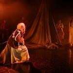 「肝っ玉おっ母とその子供たち」（文学座提供）