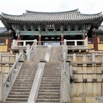 世界文化遺産の仏国寺。正面の紫霞門に至る石段の「青雲橋」と「白雲橋」は、浮世と仏国土をつなぐ象徴とされる＝韓国・慶尚北道慶州市