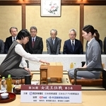 女流王位戦第３局で初手を指す伊藤沙恵女流四段（左）。右は福間香奈女流王位＝２５日午前、福岡県飯塚市、麻生大浦荘