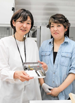 色紙を調査した修復担当の横田直子さん（右）と担当学芸員の橋本こずえさん＝神戸市中央区脇浜海岸通１、兵庫県立美術館