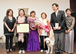 節目のコンサートの終演後、日本ライトハウスから感謝状を受けた中村八千代（左から２人目）や寺本郁子（同３人目）ら＝芦屋市西山町