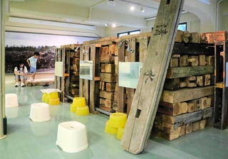 倒壊家屋の木材で浴場を再現した＝神戸市中央区山本通３、ＫＯＢＥ　ＳＴＵＤＩＯ　Ｙ３