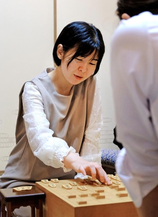 第４局を制し、対局を振り返る伊藤沙恵女流四段＝12日午後、徳島県松茂町、樫野倶楽部樫野邸