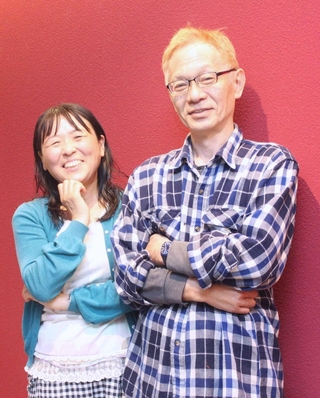 演出の小熊ヒデジ（右）と出演の宮璃アリ＝大阪市北区