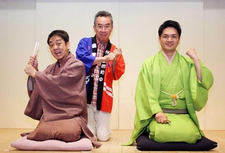 １週間トリを務める笑福亭笑利（右端）と、プロ野球応援ウイークを盛り上げる桂三若（左端）、伊藤史隆喜楽館支配人（中央）＝神戸市兵庫区新開地２