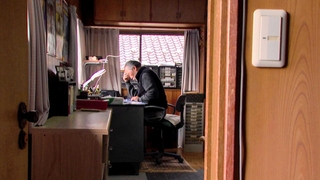 手書き新聞「紡ぐ」の滝井元之さん（（ｃ）石川テレビ放送）