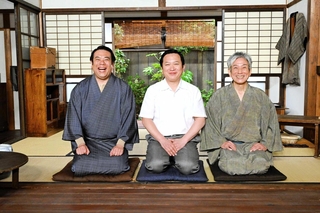 桂米朝の奮闘を描くドラマに出演する（右から）桂米団治、桂吉弥、笑福亭鉄瓶（ＮＨＫ提供）