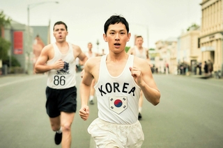 「ボストン１９４７」の一場面（Ｃ）２０２３ＬＯＴＴＥＥＮＴＥＲＴＡＩＮＭＥＮＴ＆ＣＯＮＴＥＮＴＺＩＯＩｎｃ．＆Ｂ．Ａ．ＥＮＴＥＲＴＡＩＮＭＥＮＴ＆ＢＩＧＰＩＣＴＵＲＥＡｌｌＲｉｇｈｔｓＲｅｓｅｒｖｅｄ