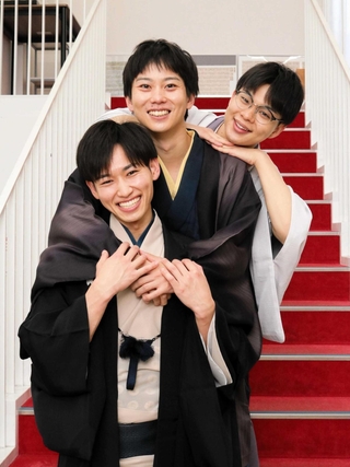 後方から桂源太、桂天吾、笑福亭喬路＝神戸市兵庫区新開地２