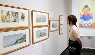 原画とともに、絵本のせりふも紹介。子どもから大人まで楽しめる展示になっている＝神戸市東灘区向洋町中２、神戸ファッション美術館