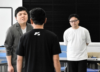 オーディション参加者の演技を審査する稲垣壮洋監督（右端）＝神戸市中央区東川崎町１