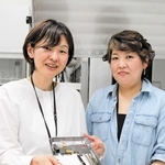 色紙を調査した修復担当の横田直子さん（右）と担当学芸員の橋本こずえさん＝神戸市中央区脇浜海岸通１、兵庫県立美術館
