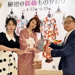 入館１万人目の記念品を受け取る于麗雅さん（中央）＝５日、神戸ファッション美術館