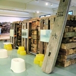 倒壊家屋の木材で浴場を再現した＝神戸市中央区山本通３、ＫＯＢＥ　ＳＴＵＤＩＯ　Ｙ３
