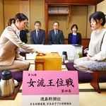 女流王位戦第４局で初手を指す福間香奈女流王位（左）。右は伊藤沙恵女流四段＝１２日午前、徳島県松茂町、樫野倶楽部樫野邸
