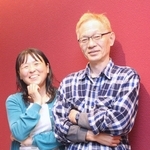 演出の小熊ヒデジ（右）と出演の宮璃アリ＝大阪市北区