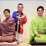１週間トリを務める笑福亭笑利（右端）と、プロ野球応援ウイークを盛り上げる桂三若（左端）、伊藤史隆喜楽館支配人（中央）＝神戸市兵庫区新開地２