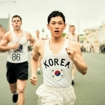 「ボストン１９４７」の一場面（Ｃ）２０２３ＬＯＴＴＥＥＮＴＥＲＴＡＩＮＭＥＮＴ＆ＣＯＮＴＥＮＴＺＩＯＩｎｃ．＆Ｂ．Ａ．ＥＮＴＥＲＴＡＩＮＭＥＮＴ＆ＢＩＧＰＩＣＴＵＲＥＡｌｌＲｉｇｈｔｓＲｅｓｅｒｖｅｄ