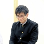 プロ初勝利を挙げた対局を終えて、笑顔を見せる炭崎俊毅四段＝１１日、大阪府高槻市、関西将棋会館