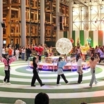 会期中、毎晩開催される「盆踊りのアシタ」。国籍や老若男女問わず、多くの人がカラオケ歌唱に合わせて輪になって踊る＝大阪市此花区の夢洲