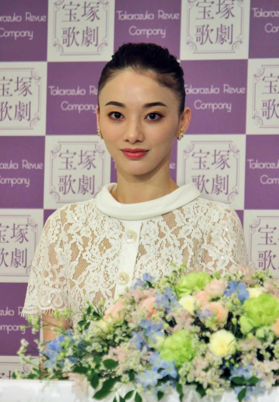 宝塚アカデミア9 / 特集:娘役の新世代、新世代の娘役 / 青弓社 夢白あや、宝塚歌劇雪組次期トップ娘役に決定